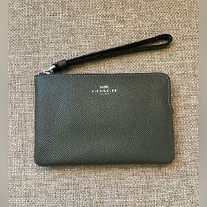 New Coach New York Olive Green Pebbled Leather Wristlet